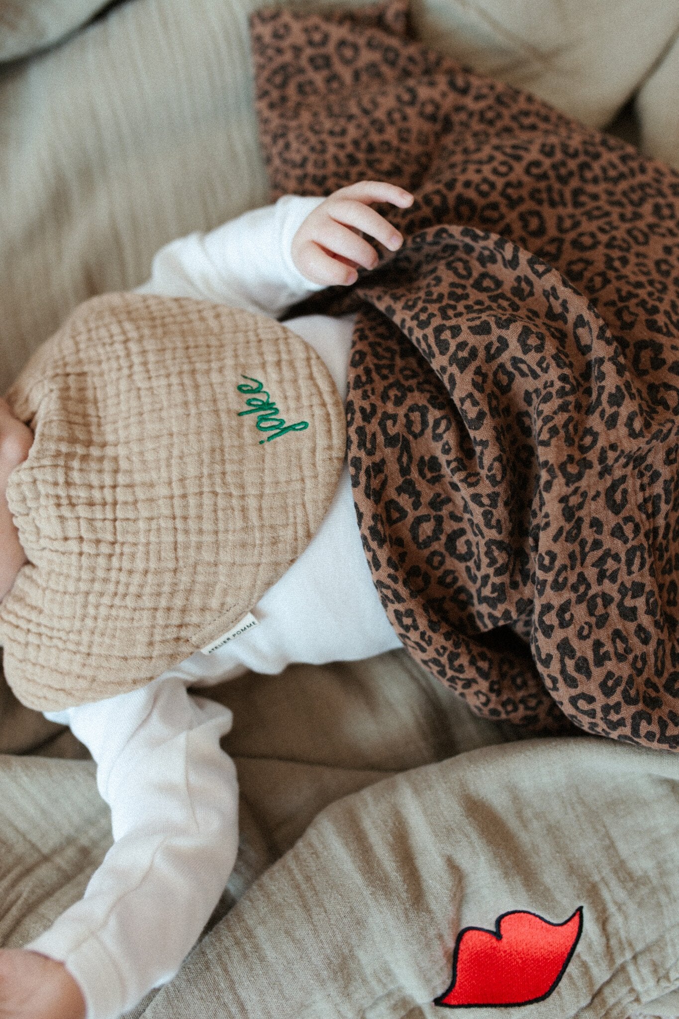 TINY BIB | FINE BROWN