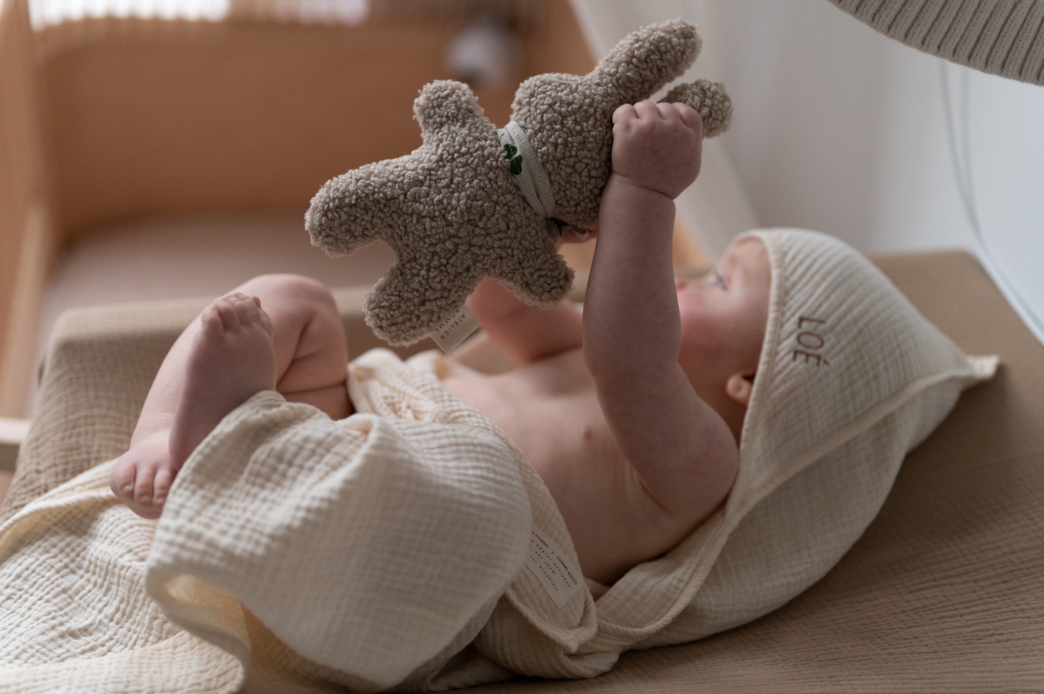babyhanddoek van biologisch materiaal in het wit met naam erop geborduurd