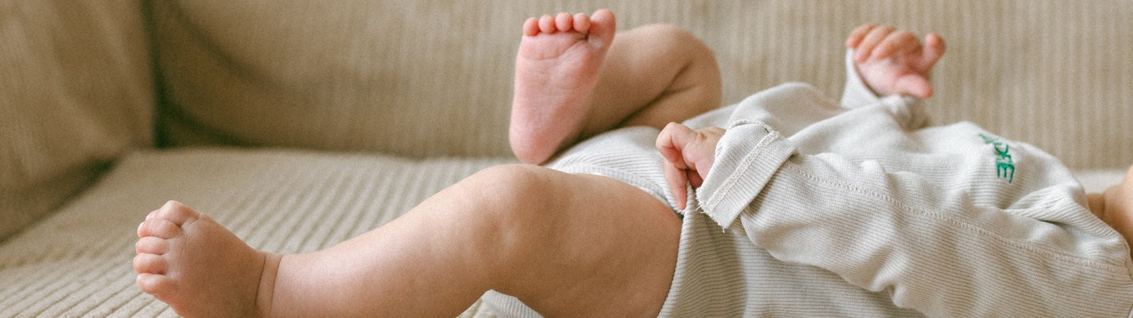 geboortecadeau zoals mutsjes, rompers, toilettasjes