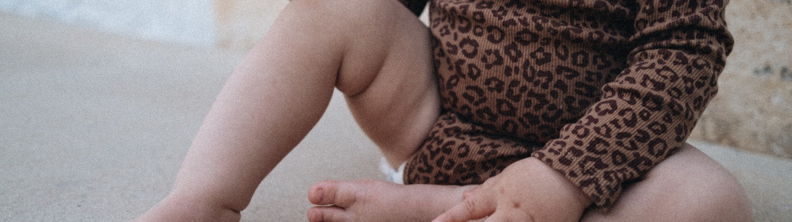 babykleding zoals: rompertje, slabbetjes en speen baby