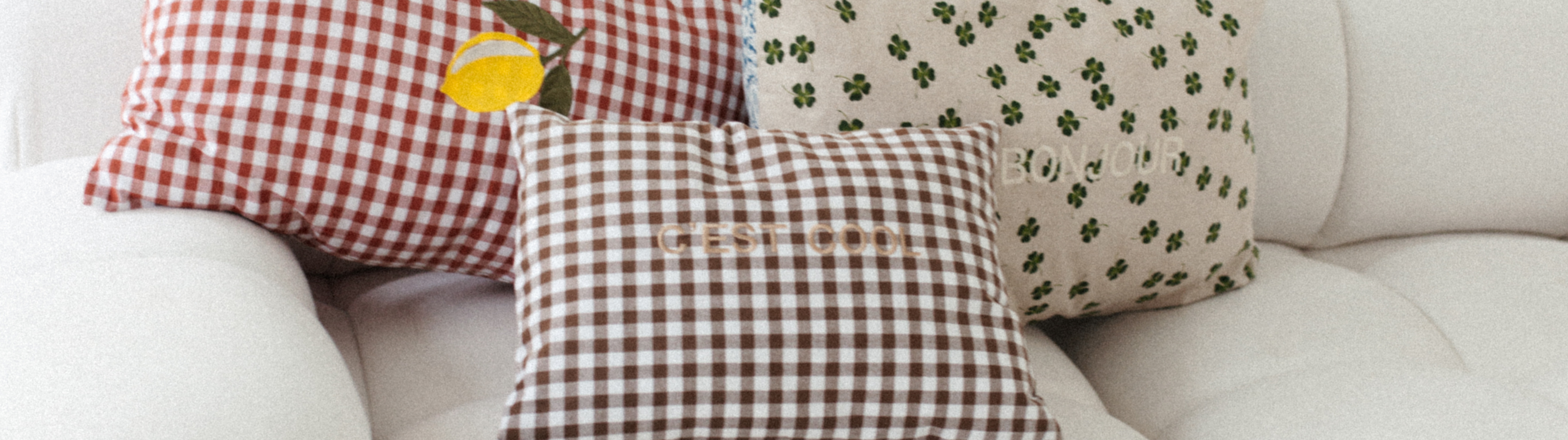 babykamer inspiratie: kinderstoel, nachtlampje en kussens