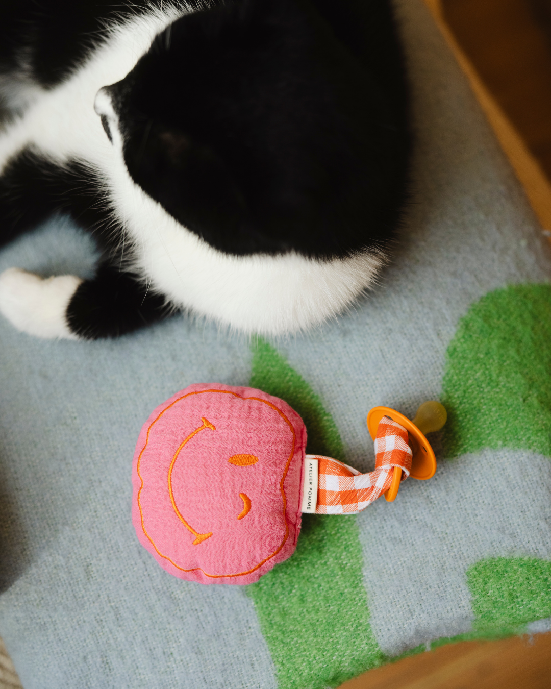 PACIFIER CLOTH POMME | BLOWY BUBBLEGUM