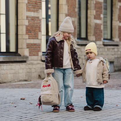 Een rugzak van teddy met personalisatie