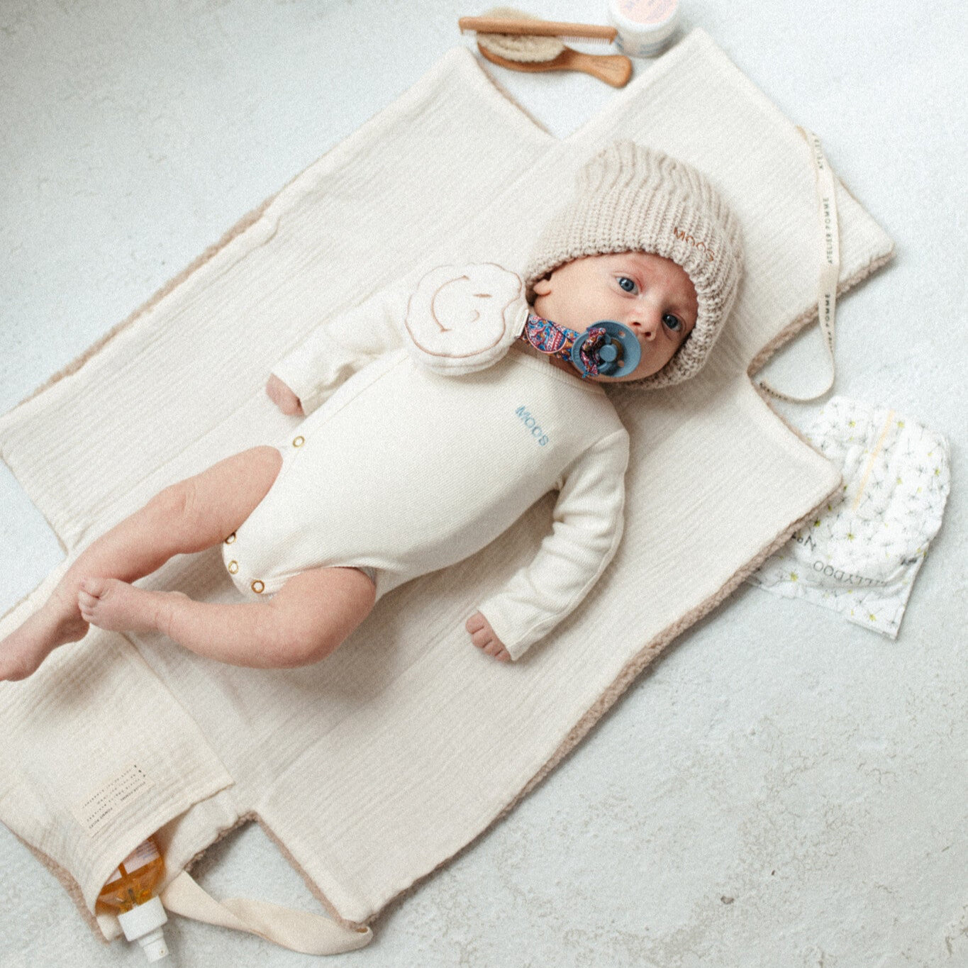 baby ligt op opvouwbare verschoonmat 