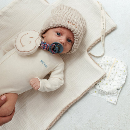 baby ligt op opvouwbare verschoonmat