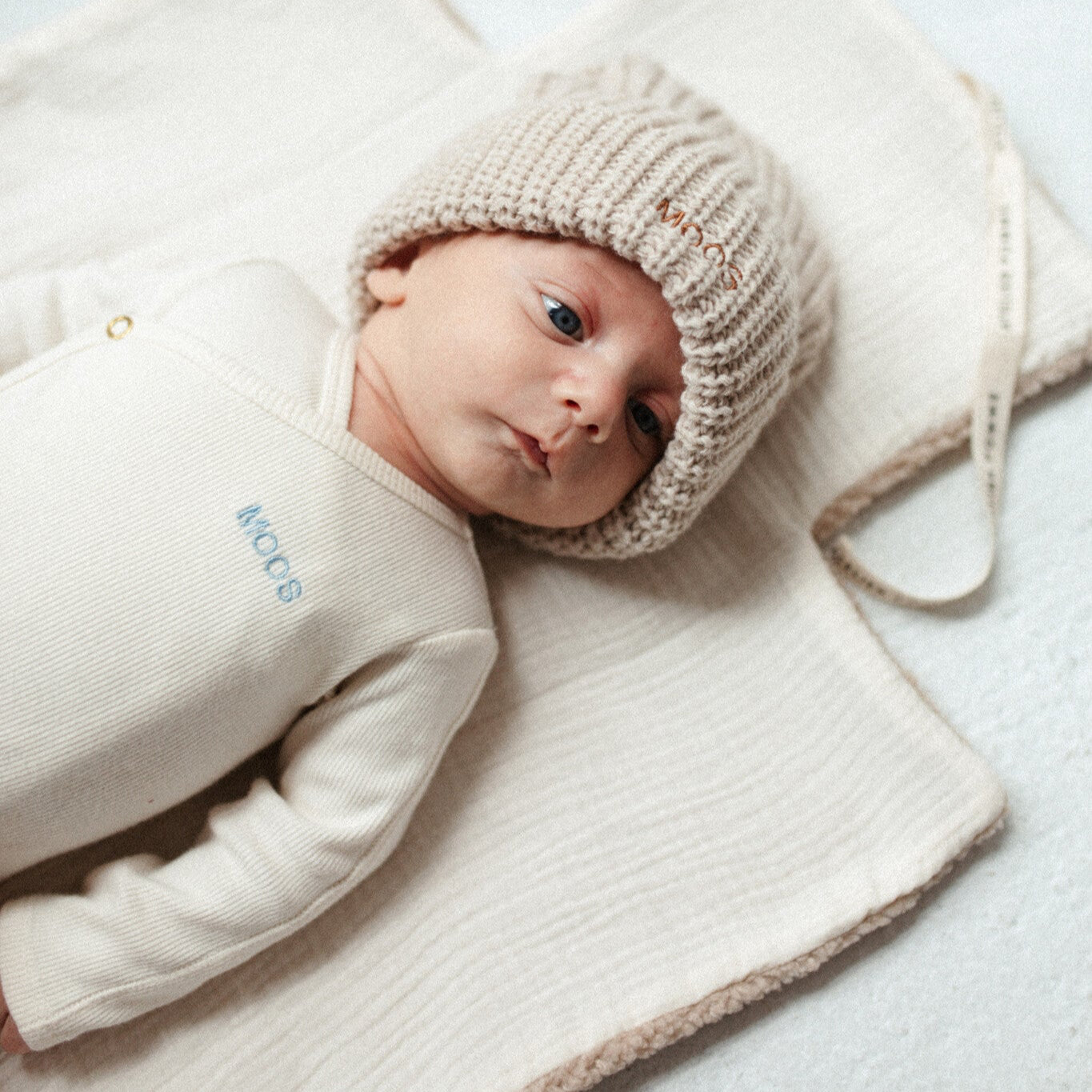 baby ligt op opvouwbare verschoonmat