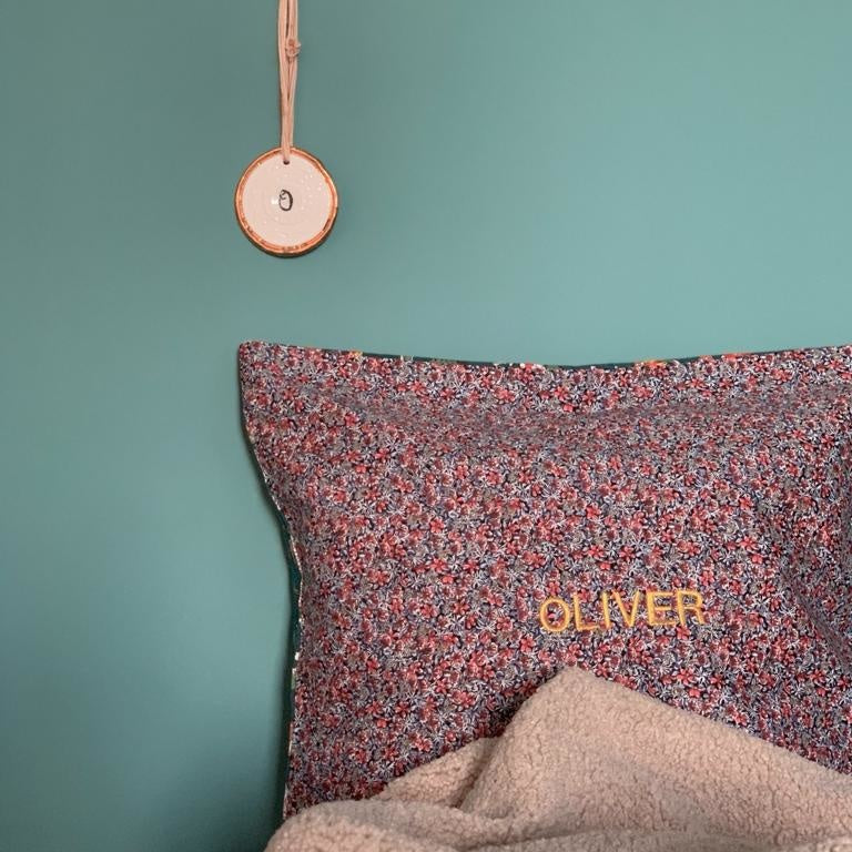 bloemenprint kussen met gepersonaliseerde naam