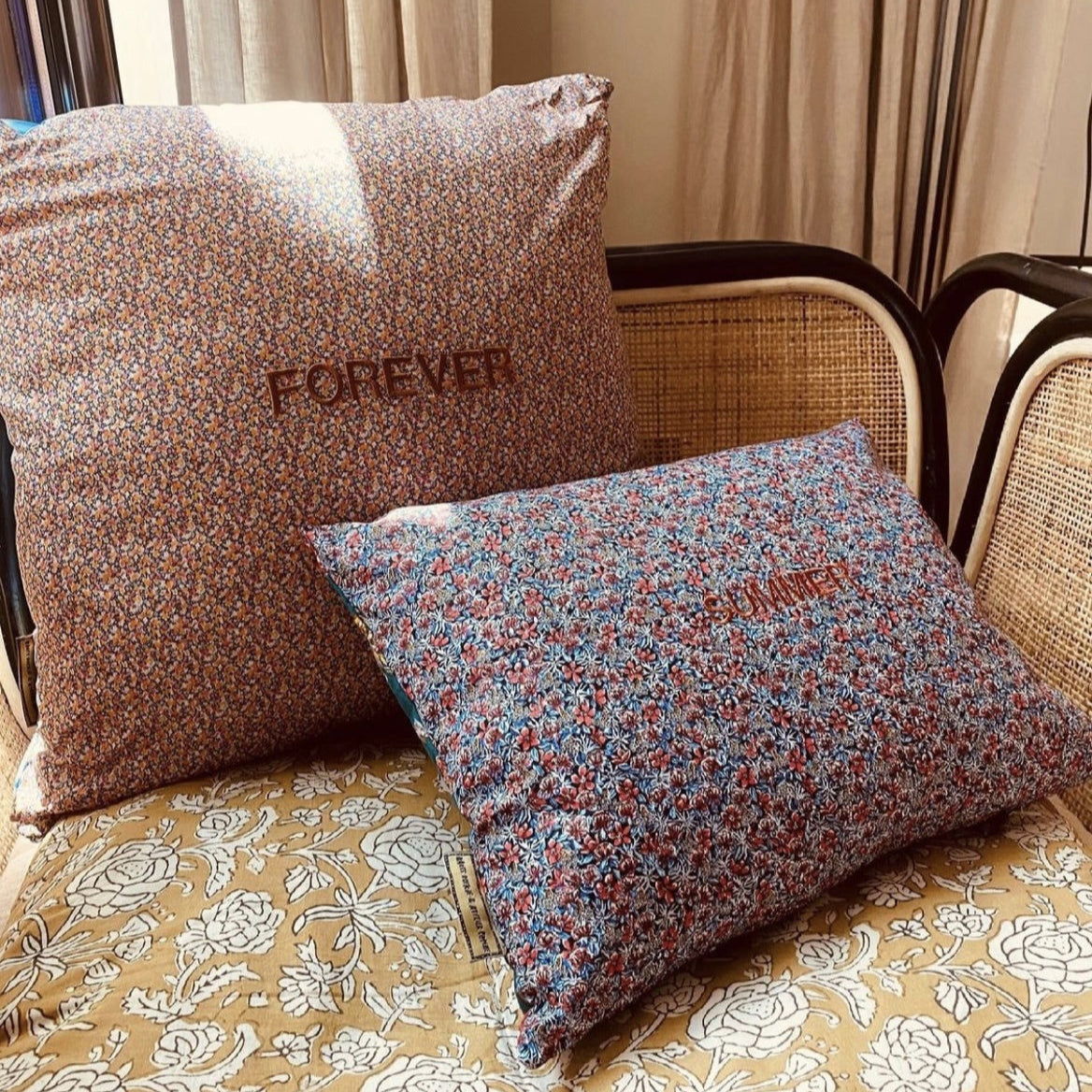 kussen met unieke print voor op bank in bed