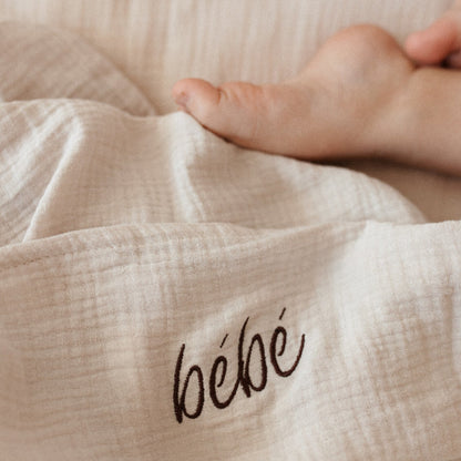 babyvoetje ligt op laken met gepersonaliseerde tekst 