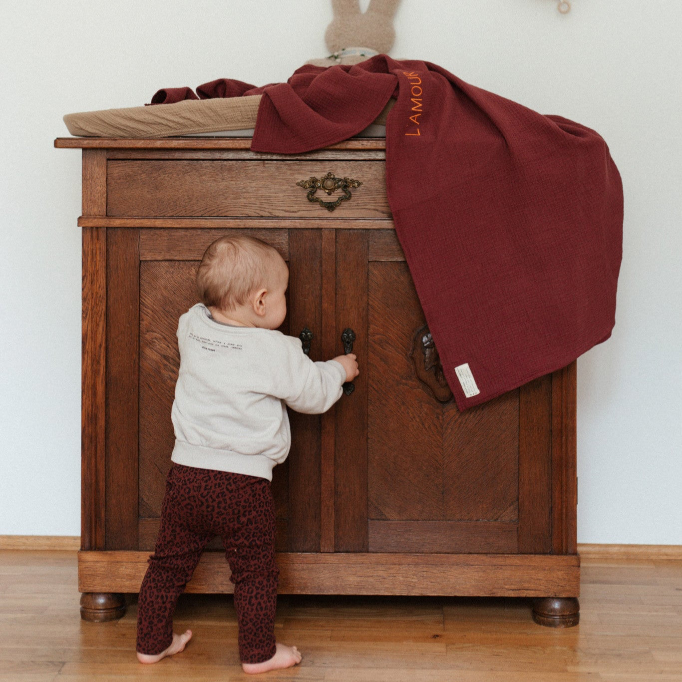 laken met tekst ligt op commode. 