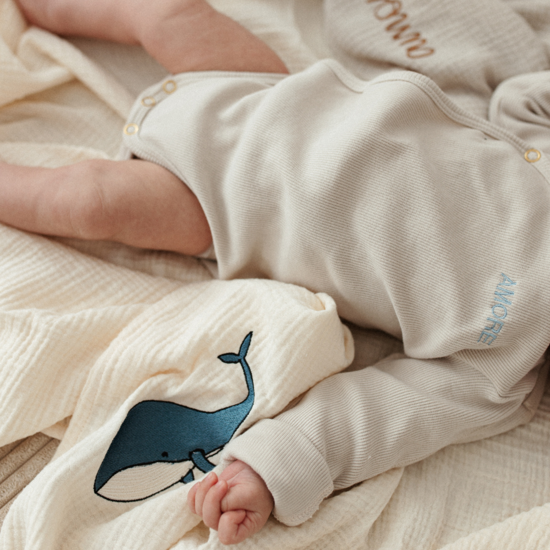 baby ligt op laken met icoon. 