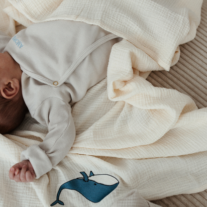 baby ligt op laken met icoon. 