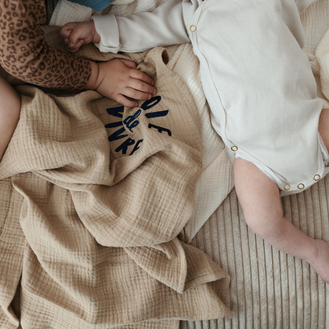 baby ligt naast laken met icoon. 