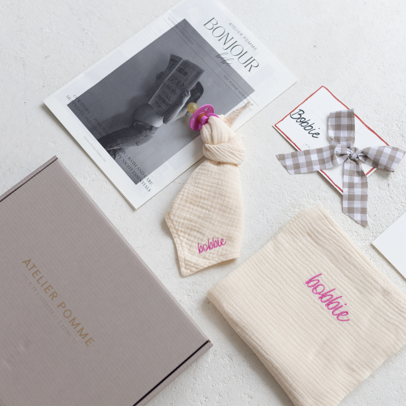 cadeaubox met magazine, speen, speendoek en laken gepersonaliseerd