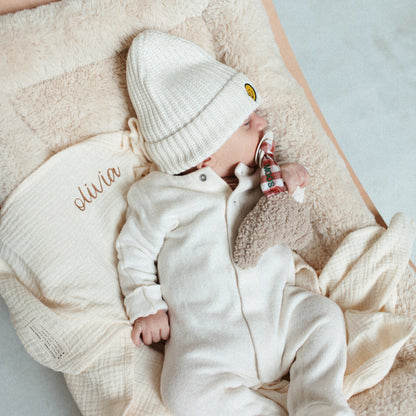 baby ligt op laken met tekst. 