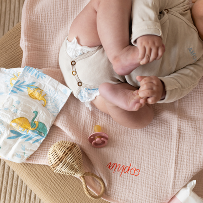 baby ligt op laken met gepersonaliseerde tekst 