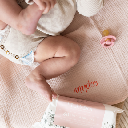 baby ligt op laken met tekst. 