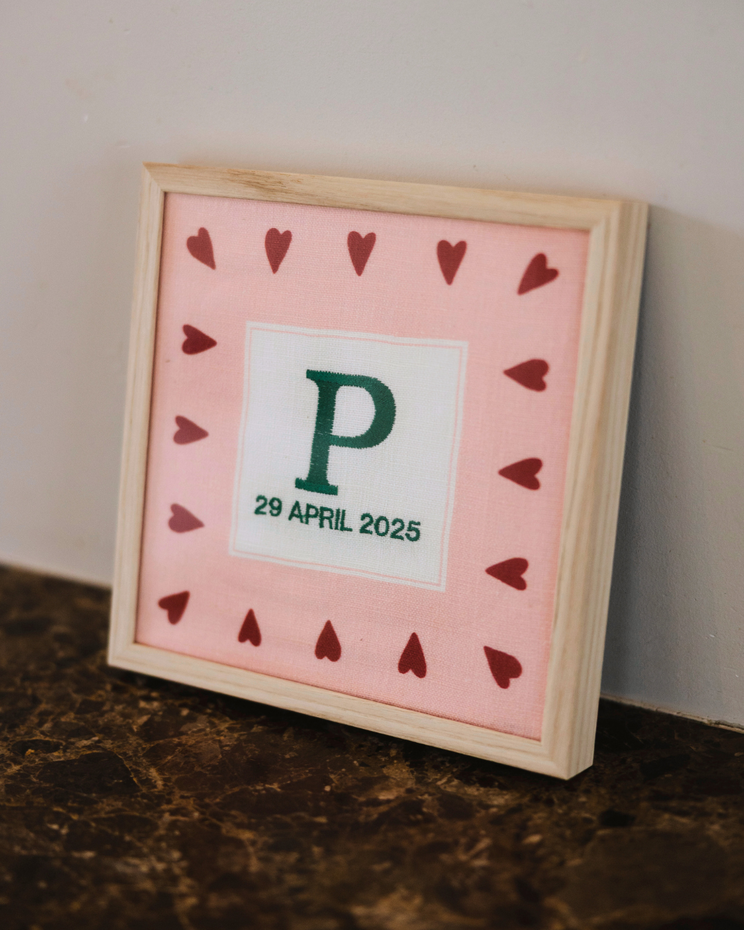 Een gepersonaliseerd geboorte posteer met hartjes 