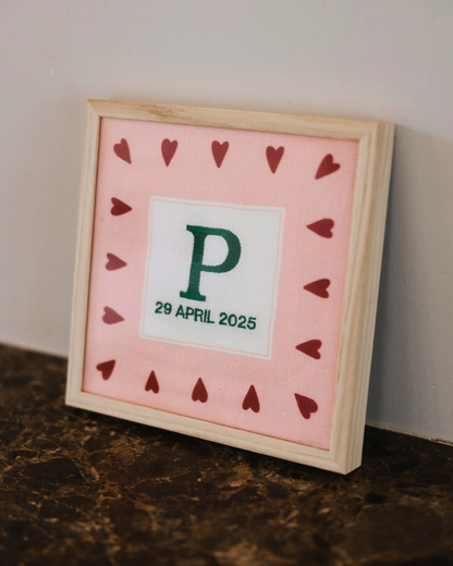 Een gepersonaliseerd geboorte posteer met hartjes 