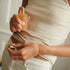 baby spray vastgehouden in hand. 