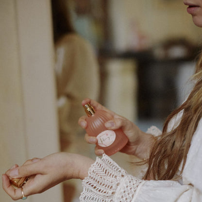vrouw sprayt body spray op pols