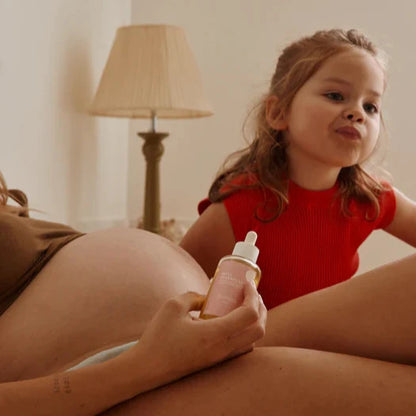 Mama oil vastgehouden in hand