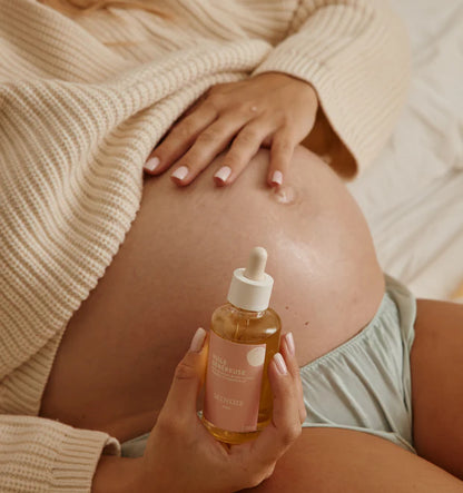 Mama oil vastgehouden in hand