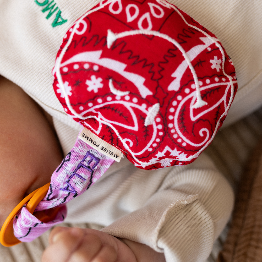 SPEENDOEKJE POMME | BANDANA RUBY RED