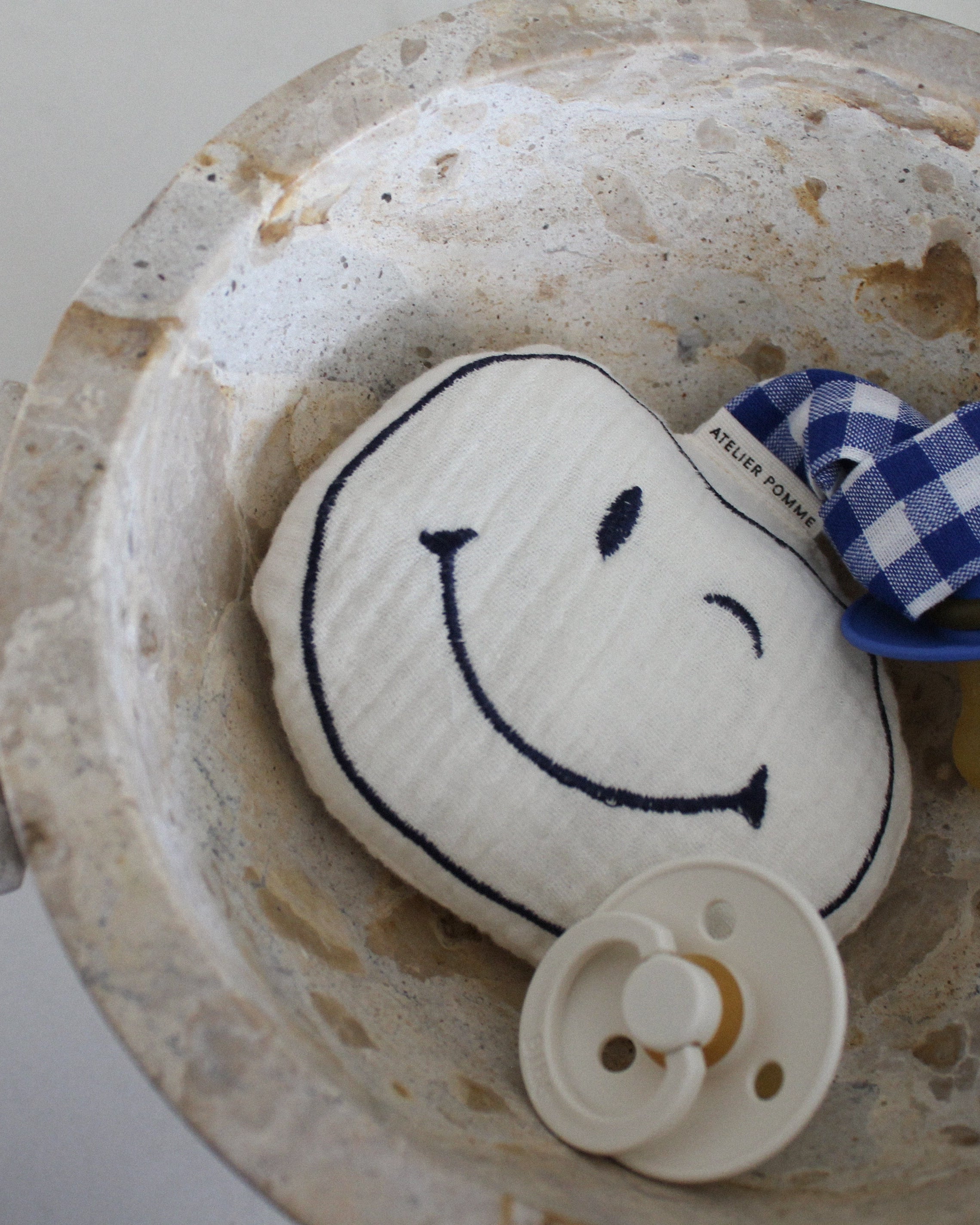 wit speendoekje met blauwe details, smiley