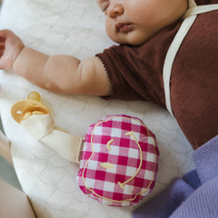 PACIFIER CLOTH POMME | CHECKED BLOWY BUBBLEGUM