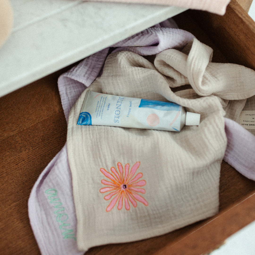 Hydrofiele laken met icoon en tube crème liggen in lade. 