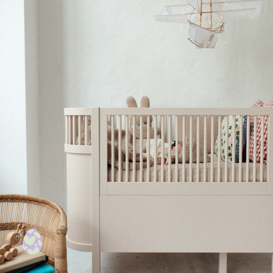 baby ligt in ledikant met teddy dekbedset