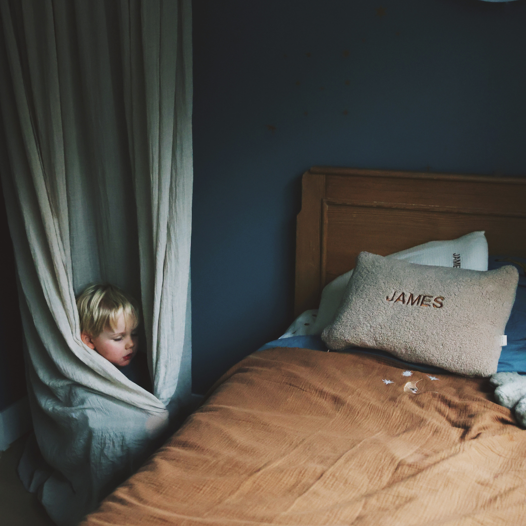 opgemaakt bed met teddy kussen 