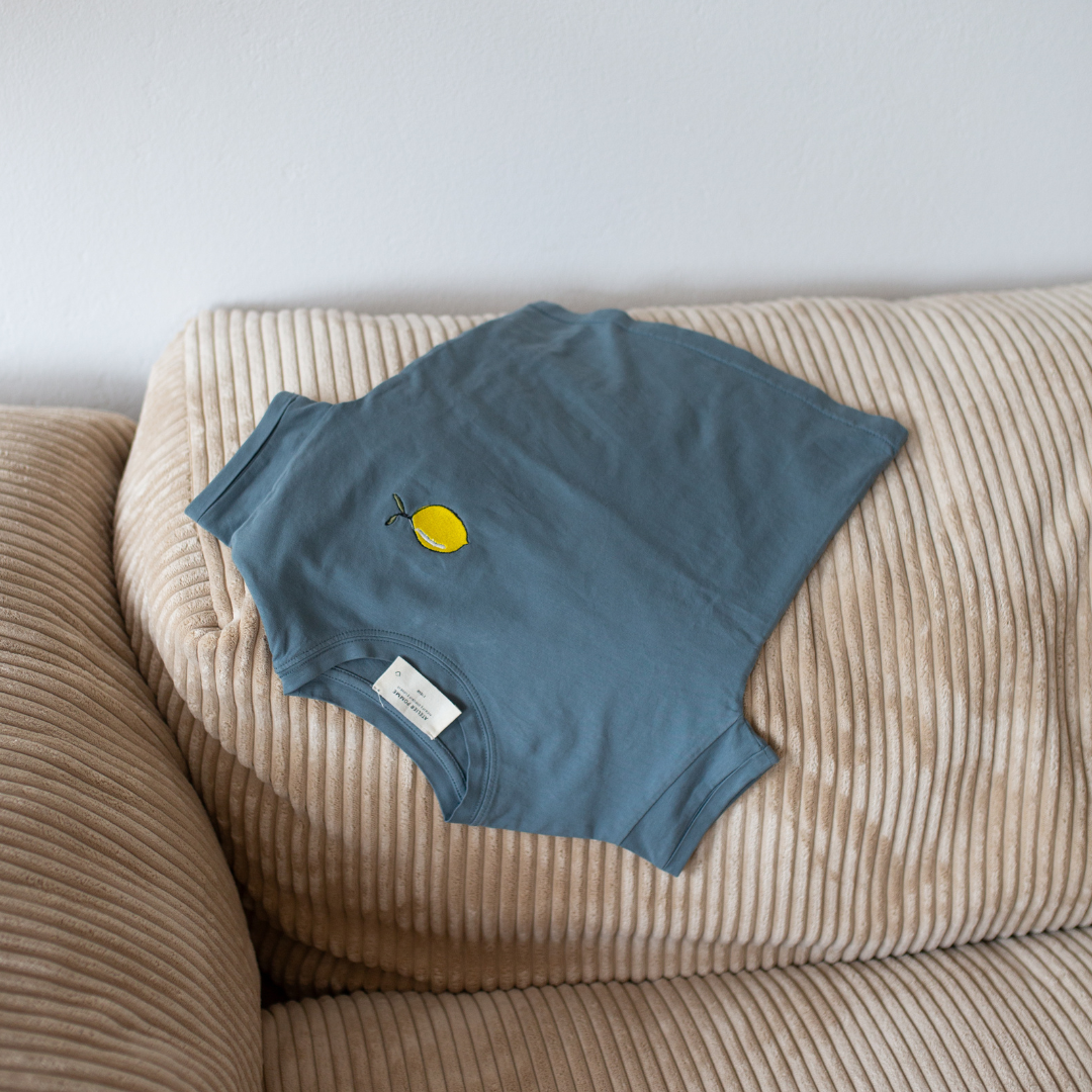 blauwe t-shirt met icoon. 