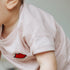 roze kinder T-shirt met icoon gedragen door een kind. 