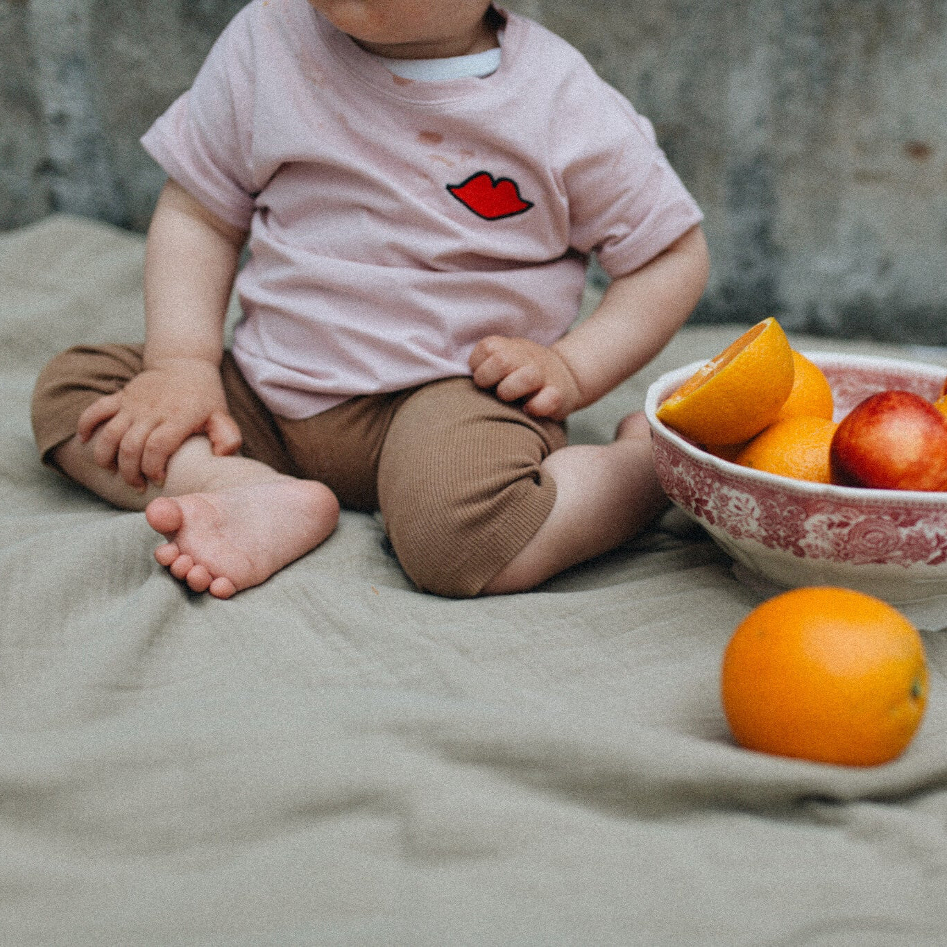 kind draagt een roze kinder T-shirt met icoon 