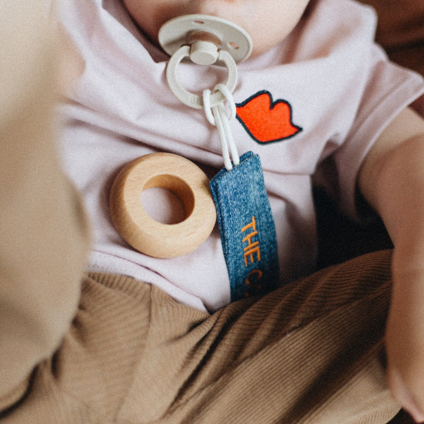 kind draagt kinder T-shirt met icoon. 