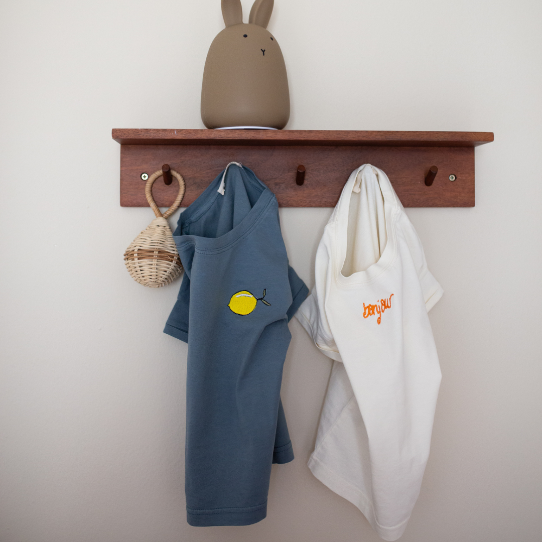 twee T-shirts met icoon hangen aan kapstok