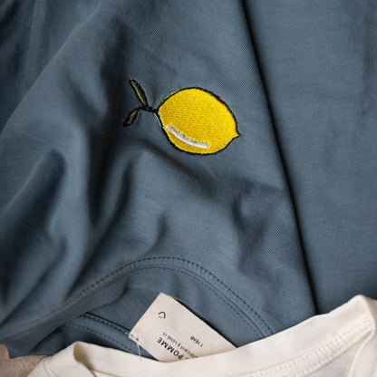 blauw T-shirt met citroen icoon. 