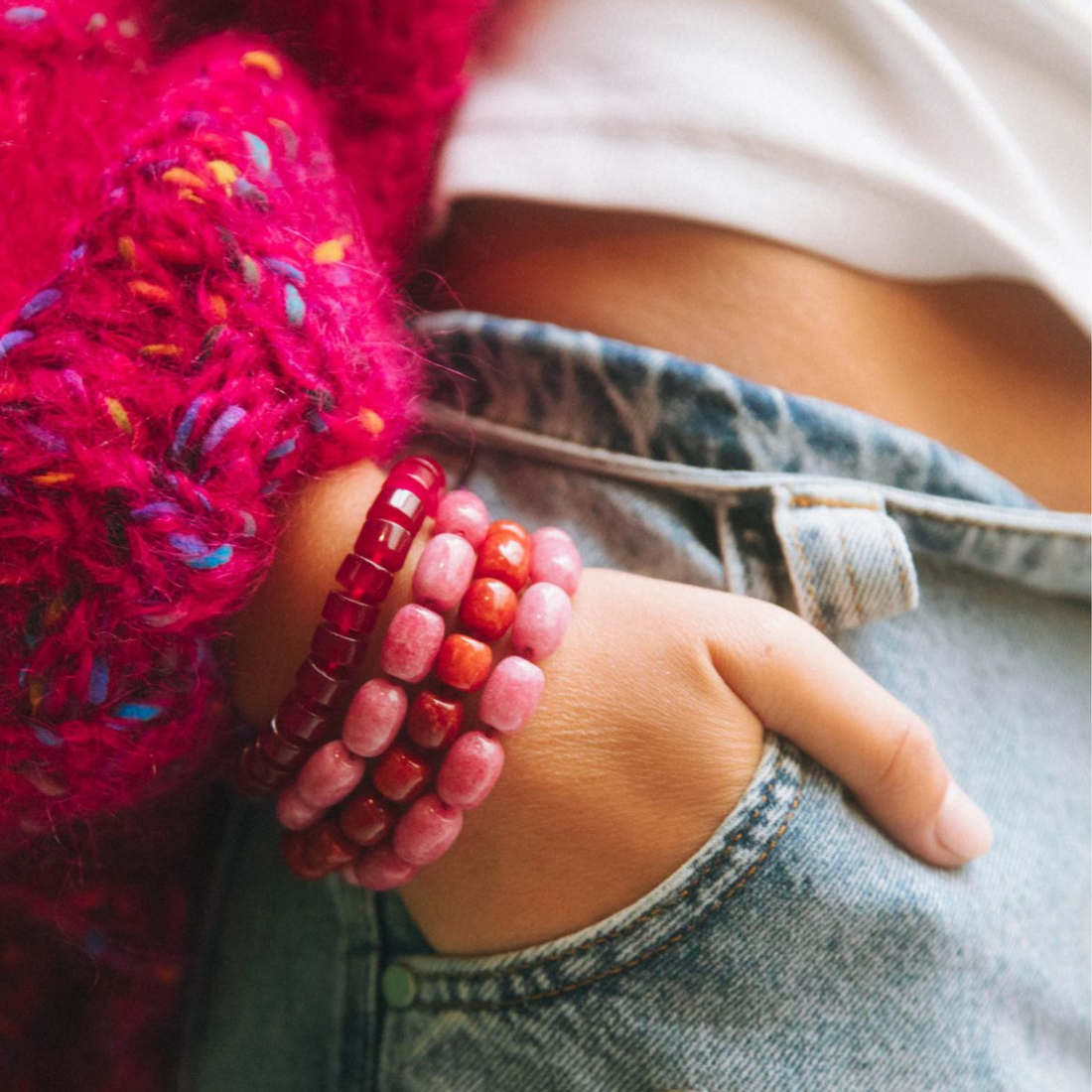 Armband van parels in het roze 