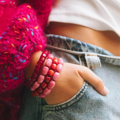 Armband van parels in het roze 