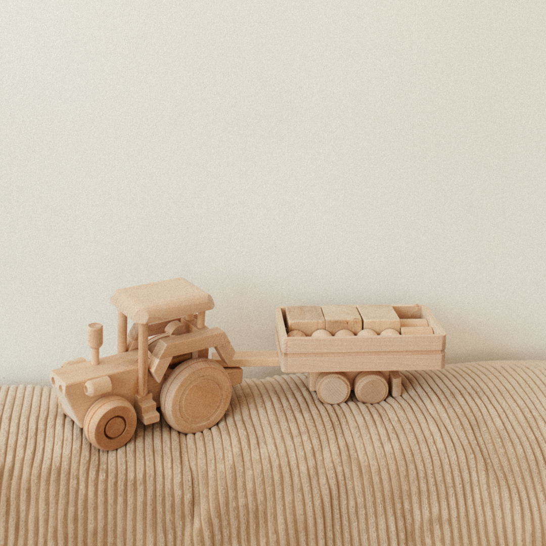 houten speelgoed tractor met aanhanger. 