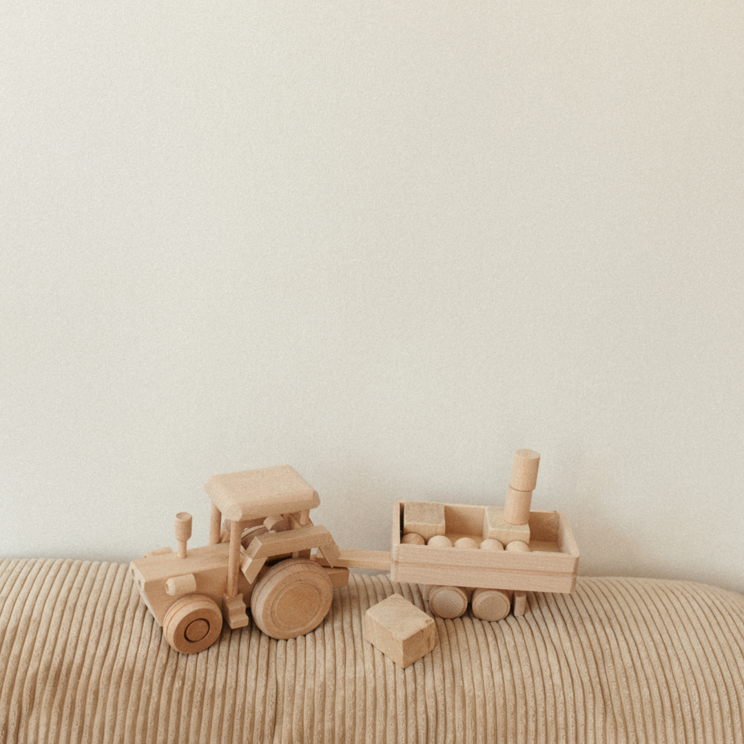 houten speelgoedtractor en aanhanger 