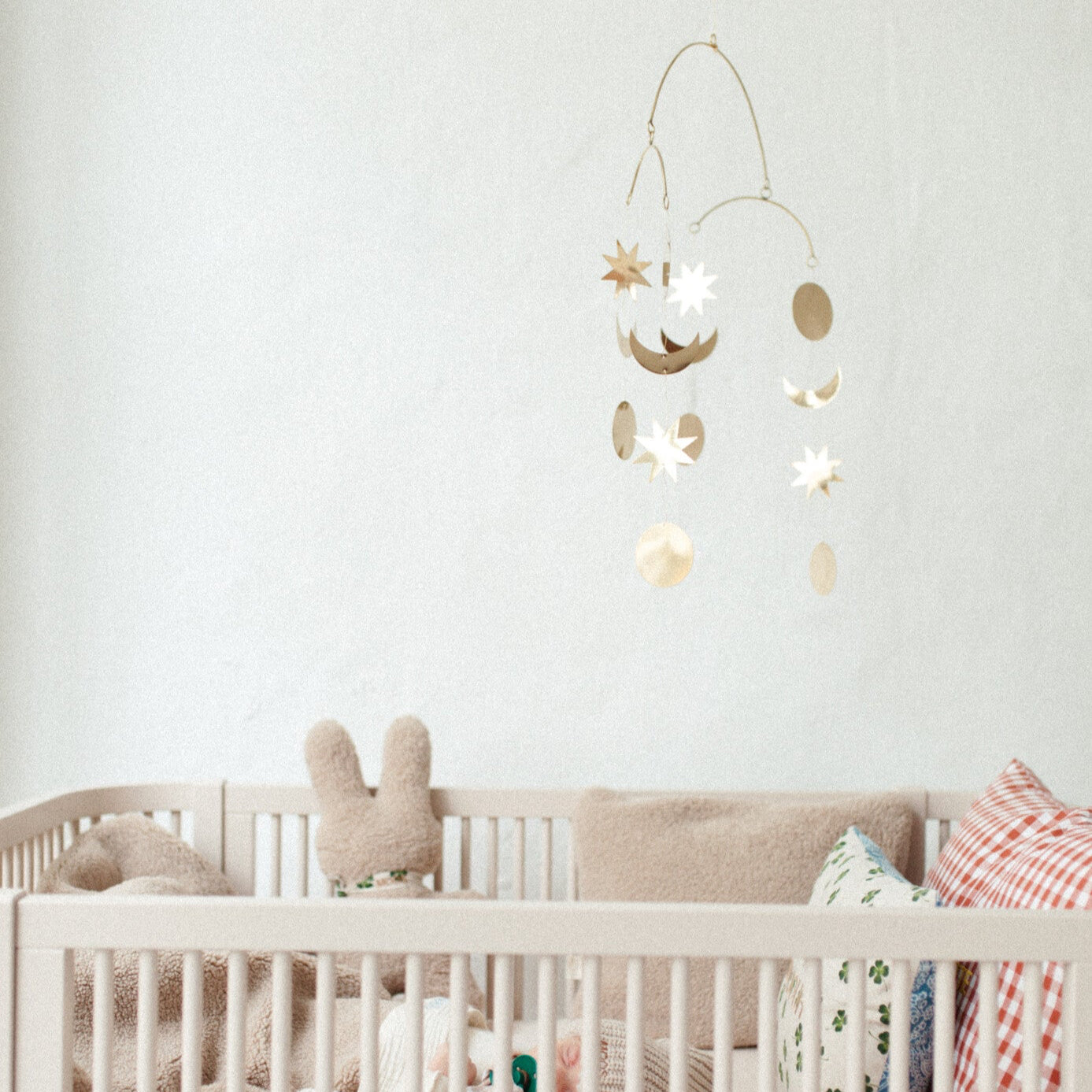 brass mobile met twinkelende sterren en gouden manen, perfect voor rust in de kinderkamer