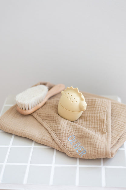 bruine badhanddoek voor je baby na het bad 