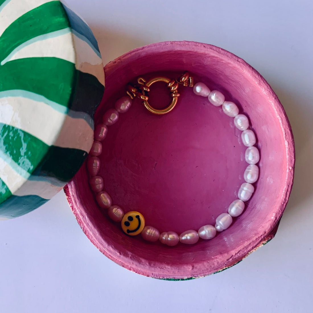 Handgemaakte armband van Bonnie Studios met zoetwater barokparels en een keramische smiley