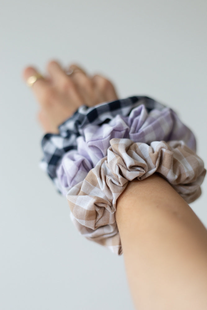 Geblokte scrunchies voor in je haar in de kleuren: beige, lila en blauw. Accessoires voor vrouwen