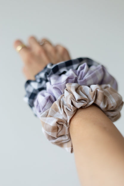 Geblokte scrunchies voor in je haar in de kleuren: beige, lila en blauw. Accessoires voor vrouwen