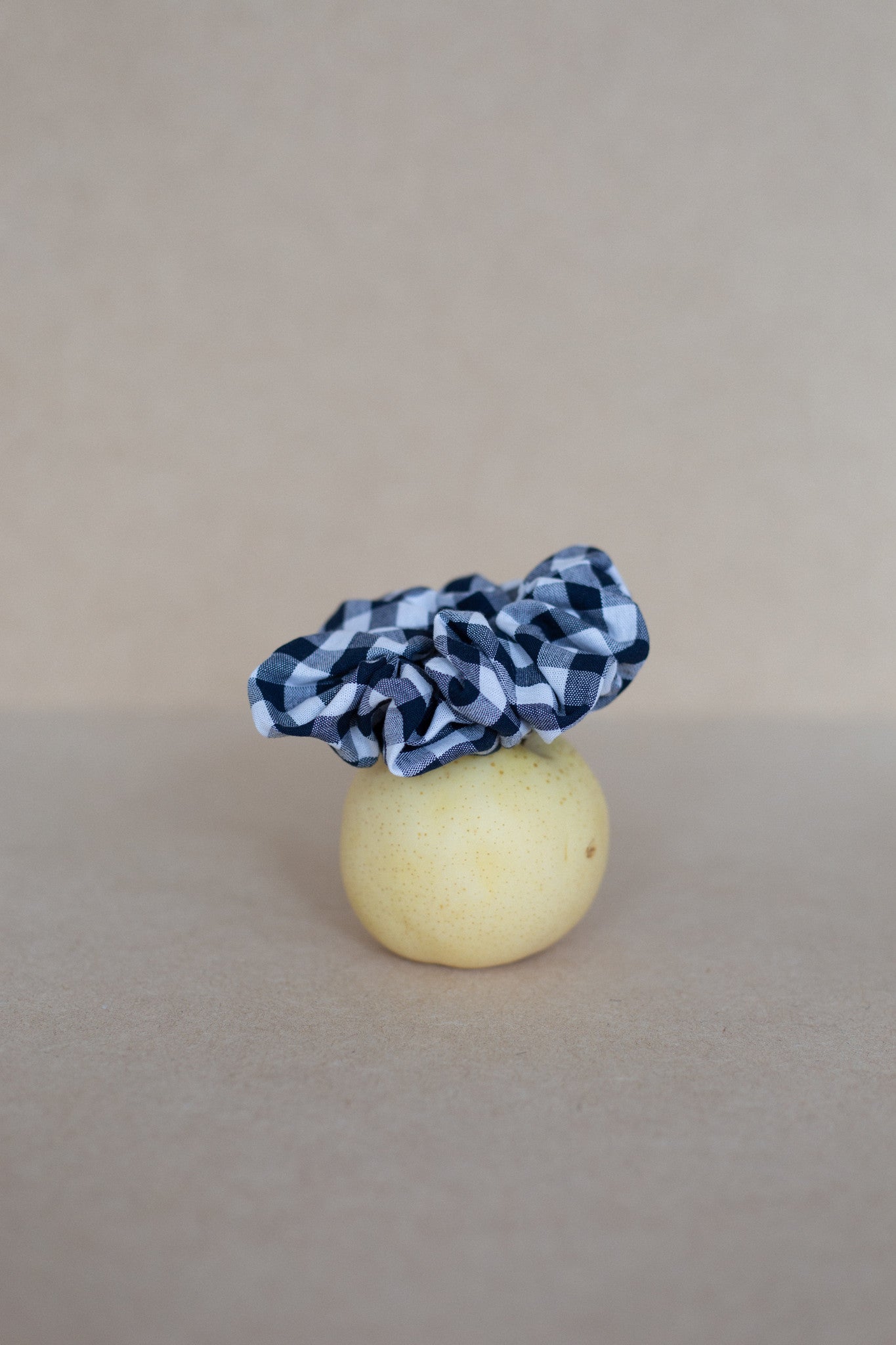 Geblokte scrunchie voor in je haar in de kleur: blauw. Accessoires voor vrouwen