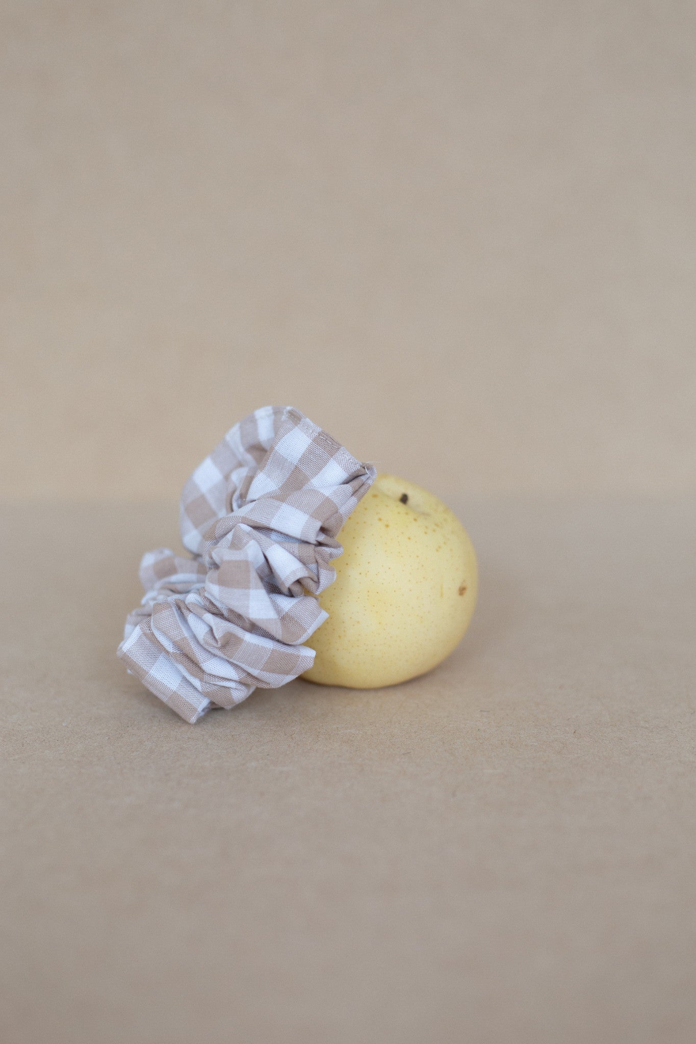Geblokte scrunchie voor in je haar in de kleur: beige. Accessoires voor vrouwen